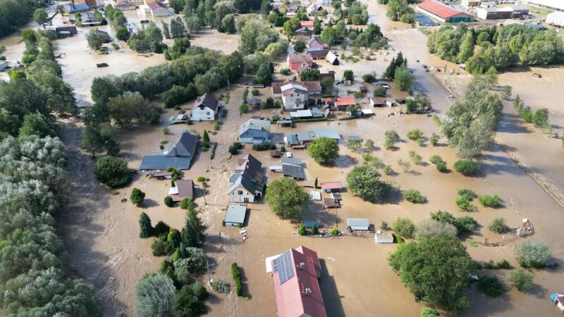 Povodňových stavů v Česku ubývá, katastrofa v Polsku